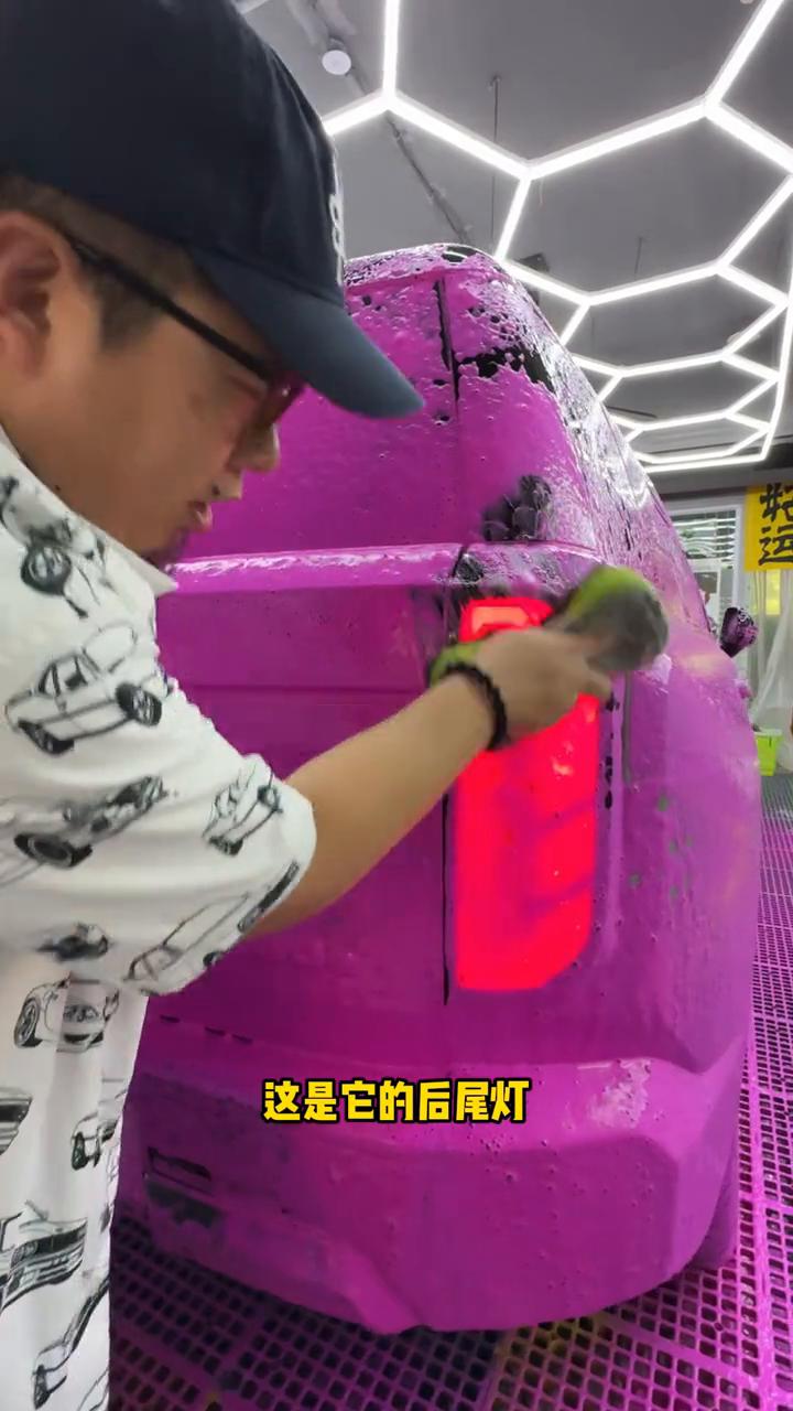 猜车时间。
今天这个车有点不好猜，10万左右的方盒子SUV。这是它的前大灯，这是