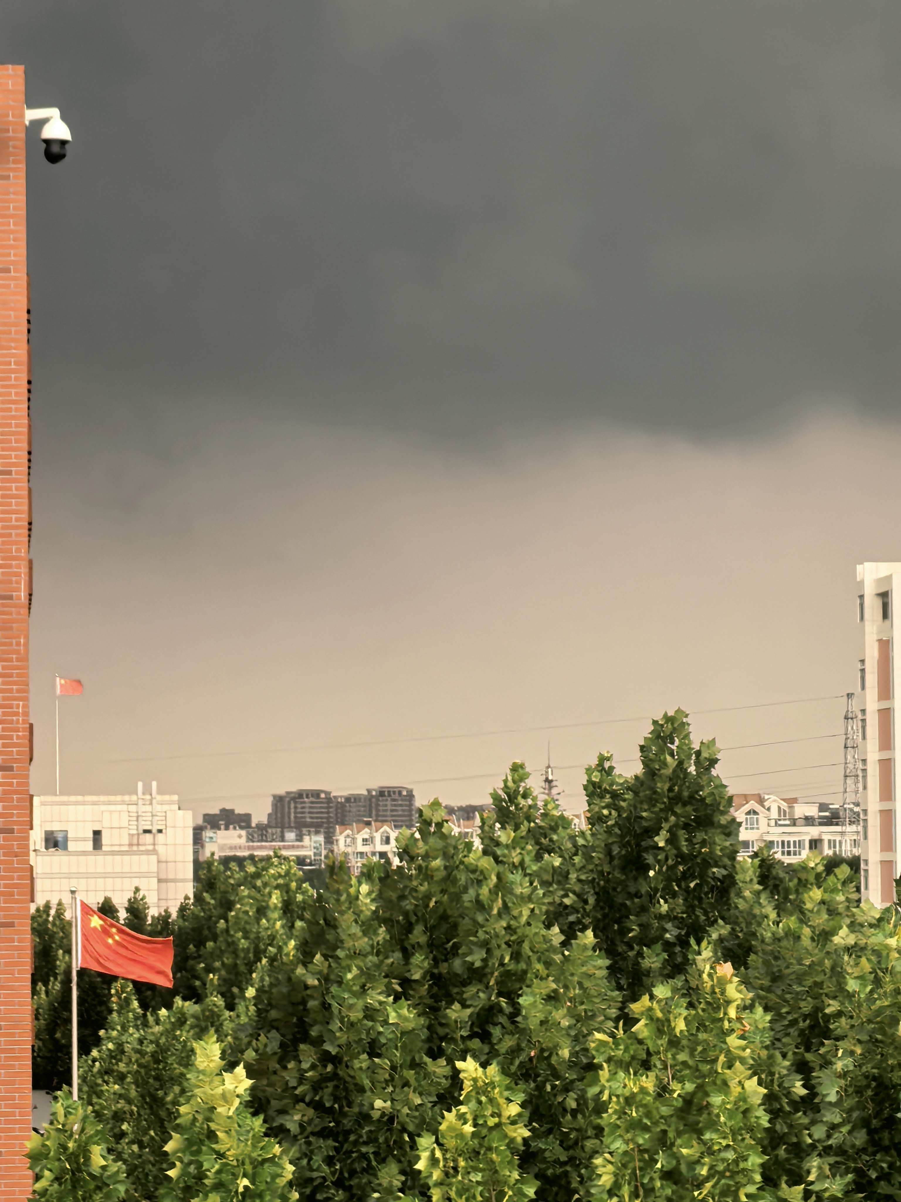 据说西城下了很大的雨，东城没下呢…