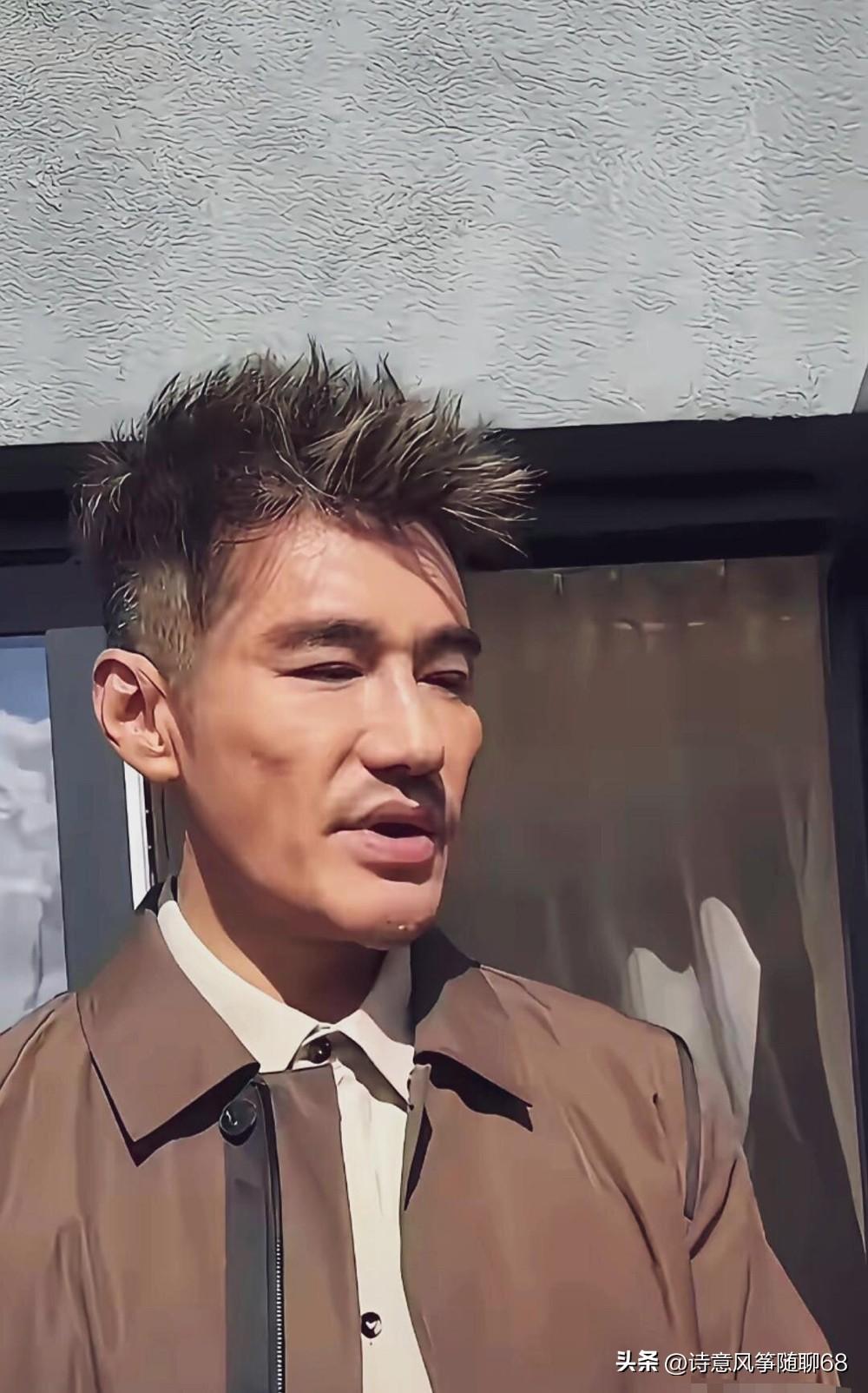 他可是曾经最美的男模，在90年代特别出名，怎么现在年龄大了瘦这么多，脸颊都凹陷进