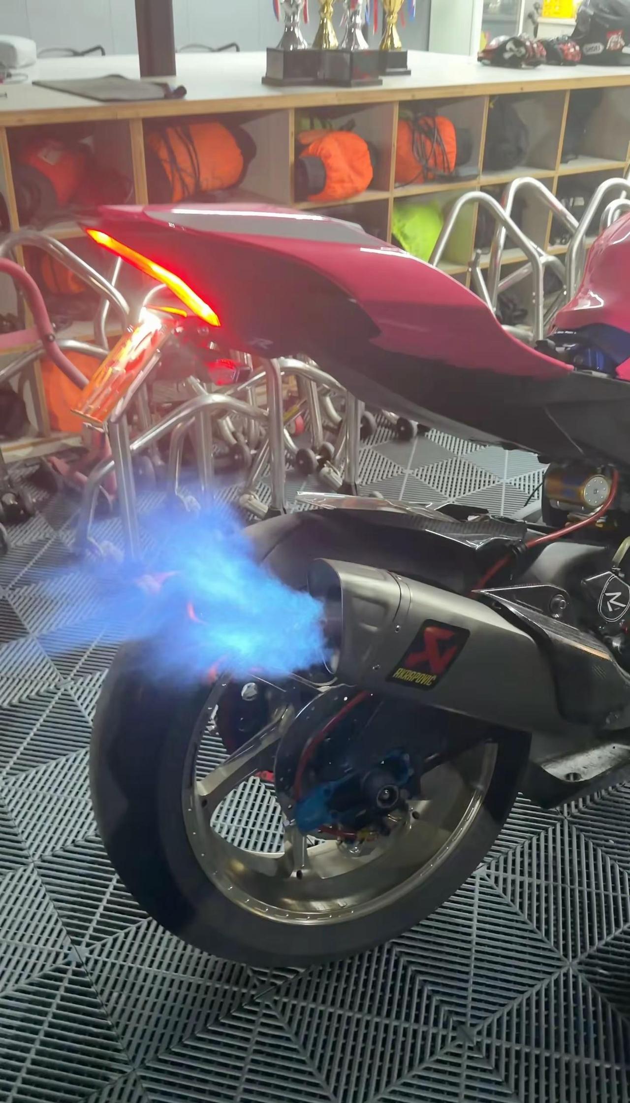 跨年哪里炸街 带上我机车 女骑