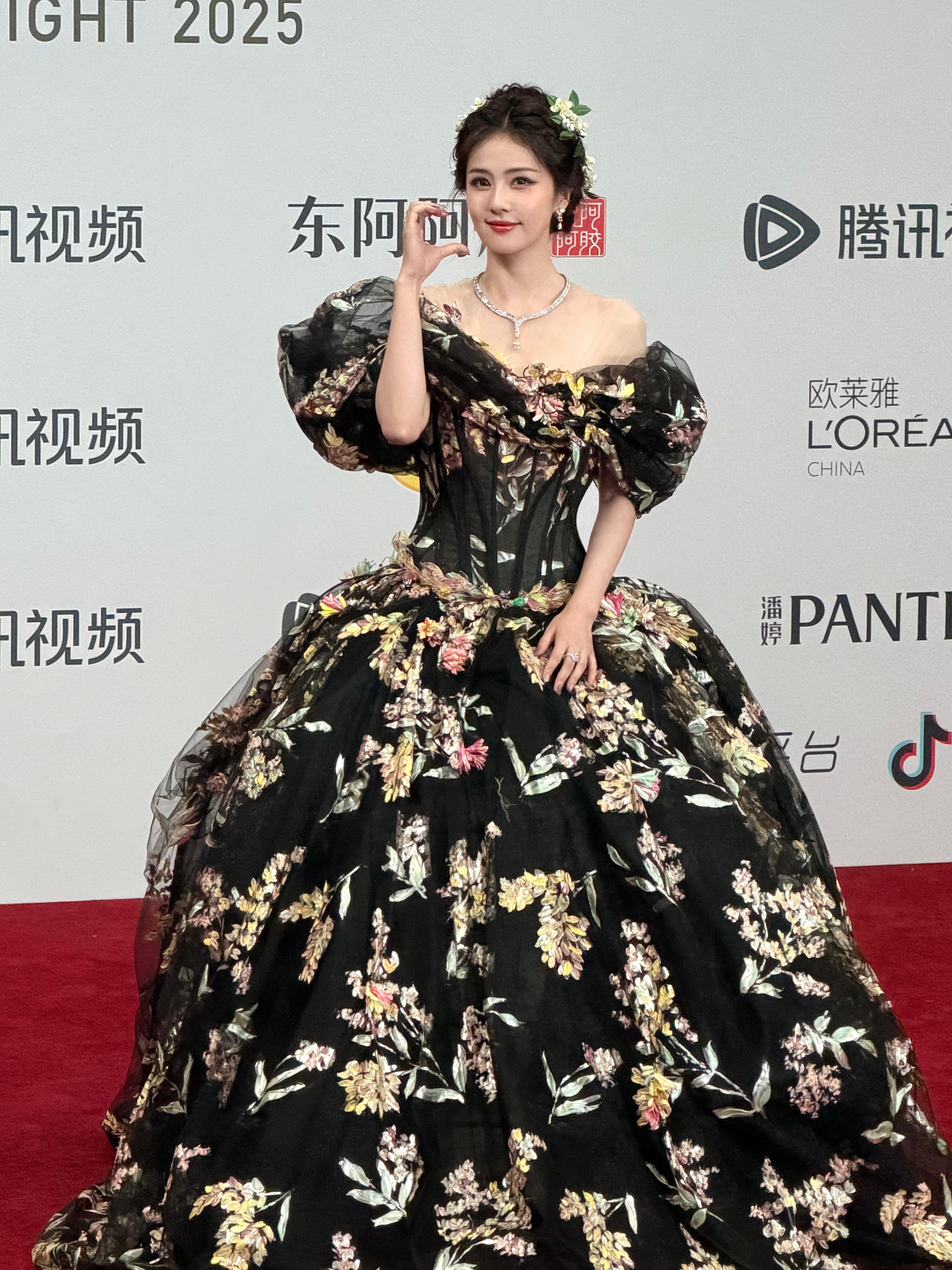 时尚芭莎艺人出场顺序曝时尚芭莎白鹿开场 好好看啊！！完全就是美神来的白鹿[超话]