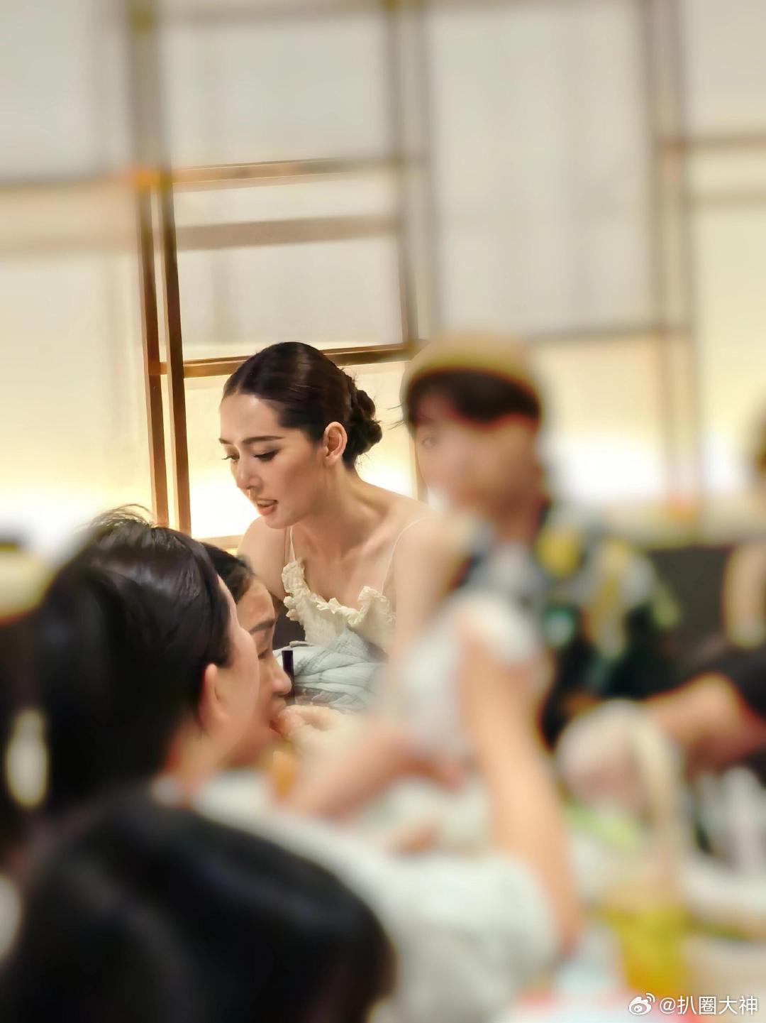 #泰国夜市偶遇郭碧婷#感觉郭碧婷是活得最开心的豪门媳妇了。#网友在泰国偶遇郭碧婷