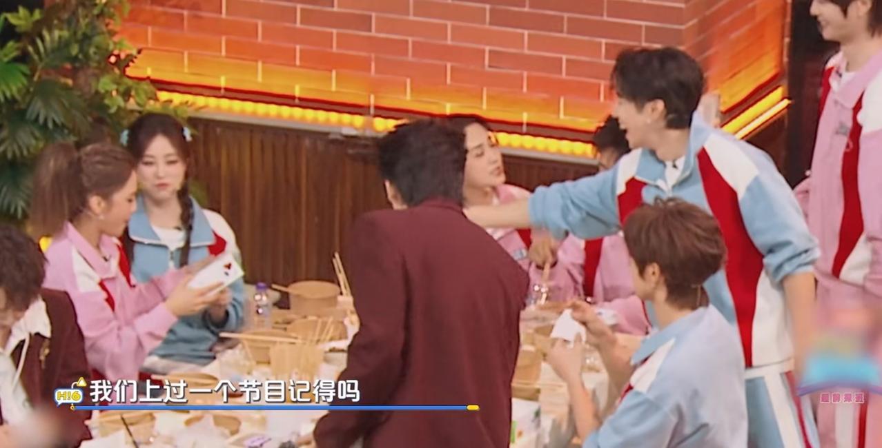 陆虎有点受宠若惊，
阿娇钟欣潼竟然主动向陆虎
求证这个情况。

陆虎刚出了风铃形