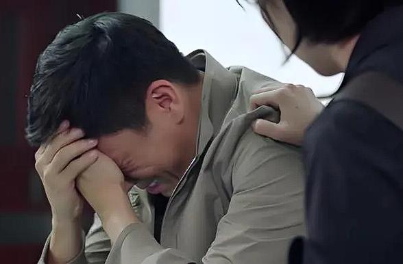内蒙古，一男子是散打冠军，他和父亲去买二手车，谁知车行老板出言不逊，争吵中，老板