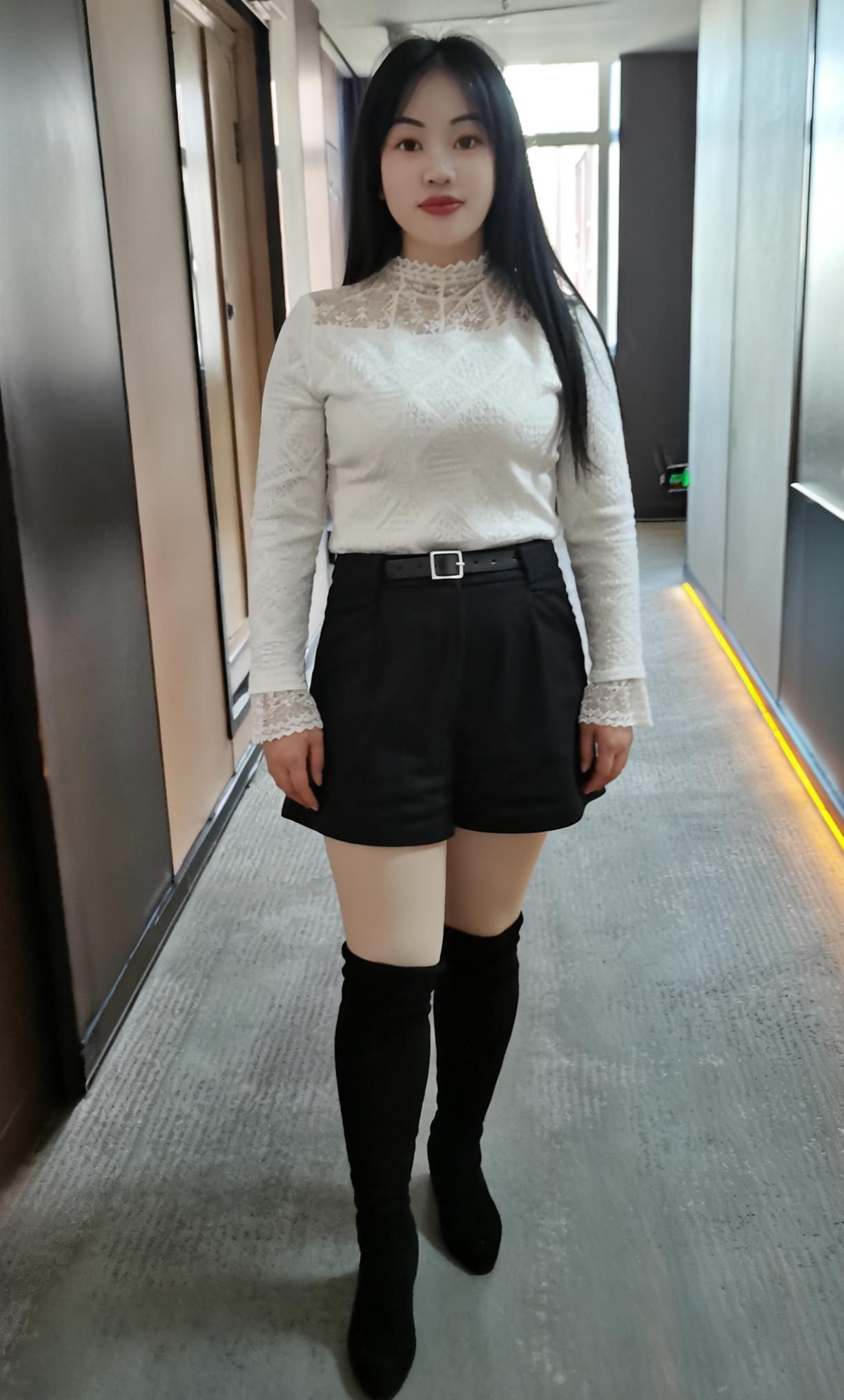 素袂轻扬映雪光，蕾丝暗绣浅含香。
高靴过膝添清韵，静立回廊意态长。