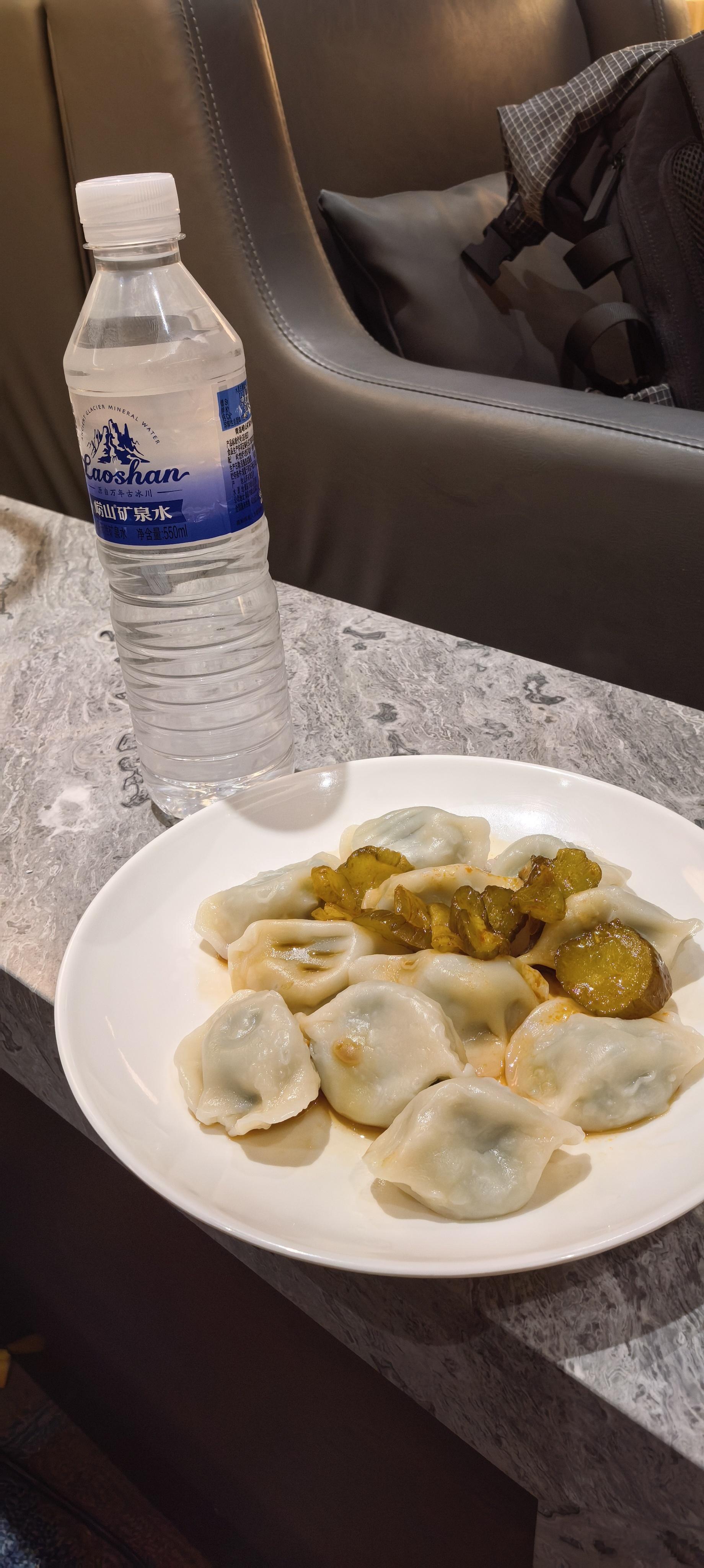 青岛机场环亚贵宾休息室可以，第一次在休息室吃饺子，而且味道还不错[笑而不语] ​
