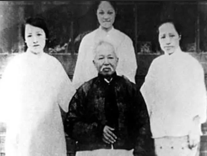 1919年，61岁的康有为娶了18岁的张光，几年后，康有为的身体就不行了，于是他