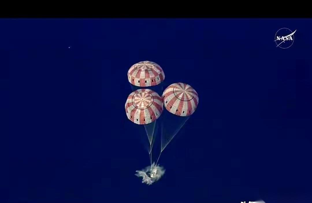 一个画面，两种待遇。
美国宇航员返回，自己走出舱门，挥挥手，跟没事儿人一样。镜头