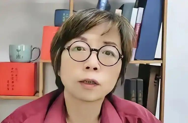 自诩统派的黄智贤昨日背刺了国民党。
她在节目中大肆批判国民党，说道：“我被骂民进