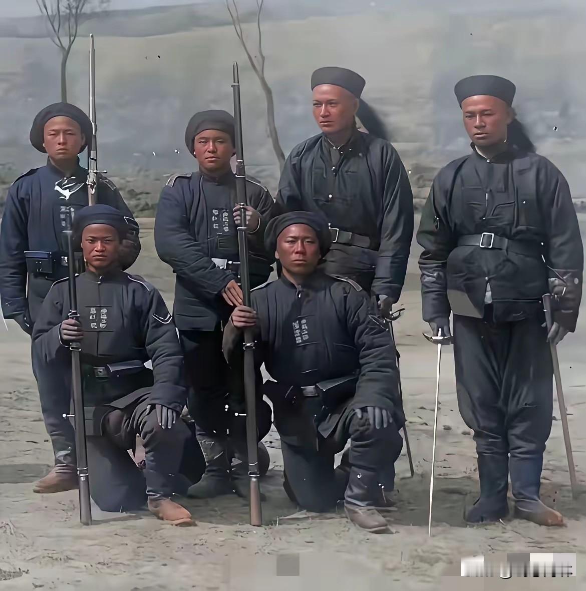 照片中的这些人，就是当年左宗棠收复新疆的将士们，他们是中华民族的英雄，他们的功绩