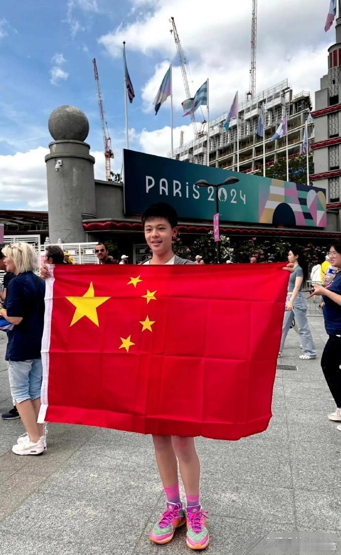 蔡国庆长子卓越，为国添彩。 