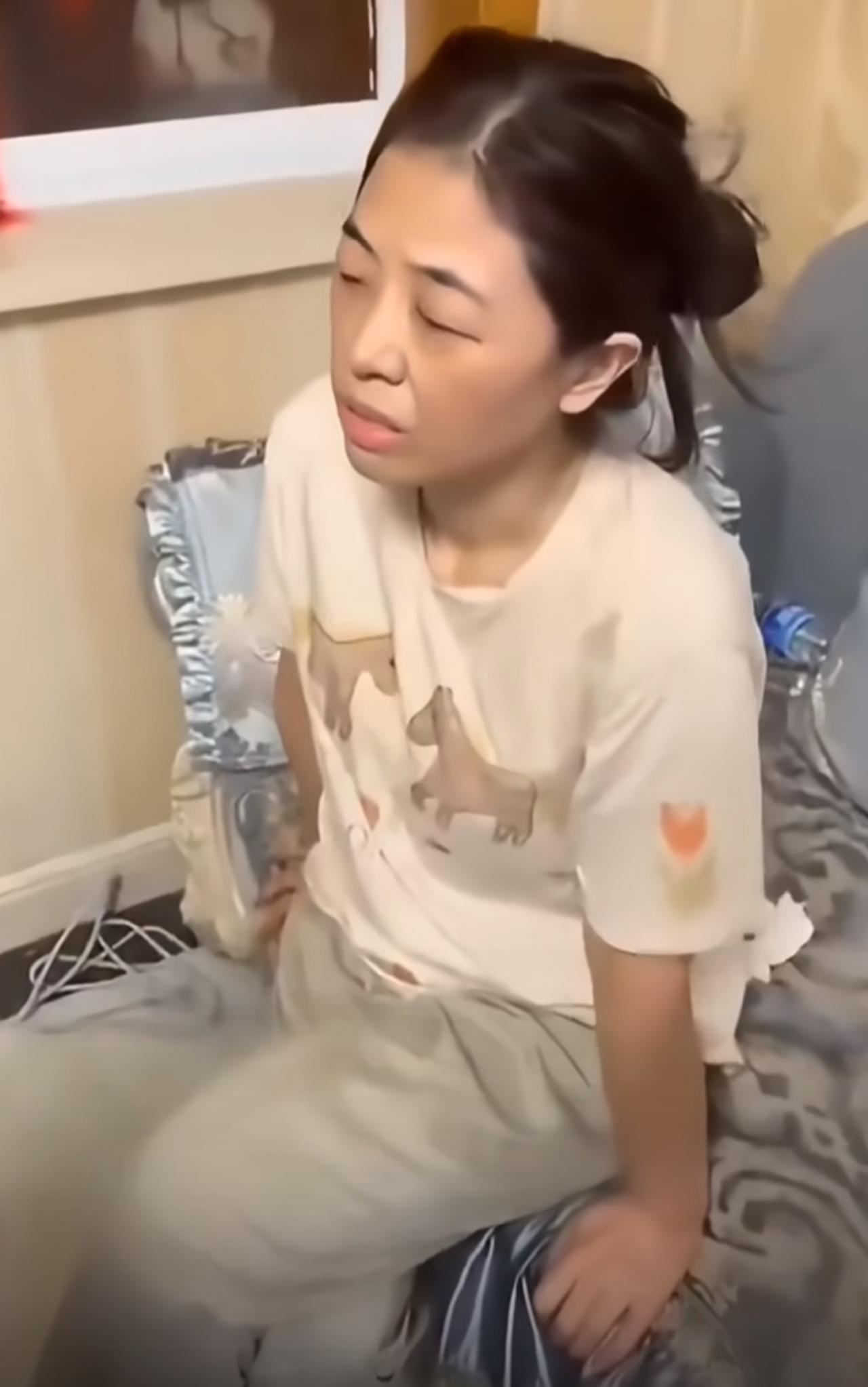 我想即便是失去了2年多的自由时光，

也难抵金毛妈妈的悔意吧，

接下来她所要面