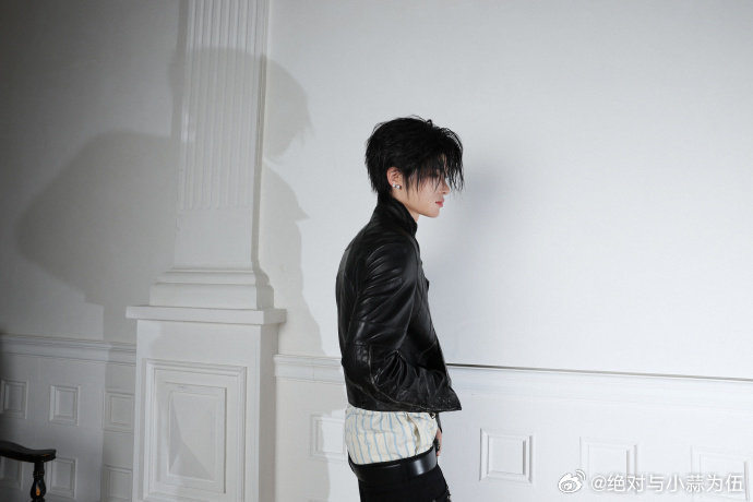 张峻豪张峻豪黑衣湿发张峻豪随手一拍湿发大片 张峻豪黑衣湿发造型绝了！随手一拍就是