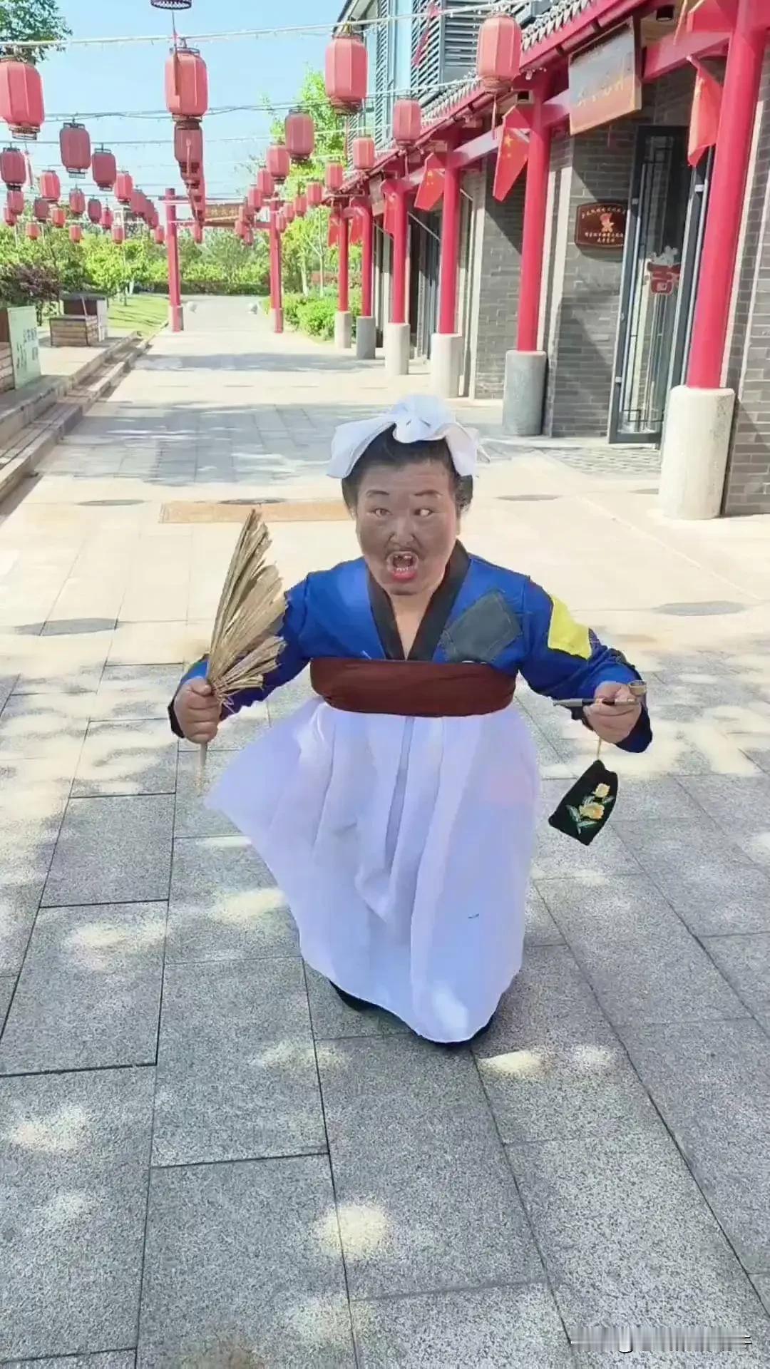 做女人啊，要有自知之明，长的好看的发嗲那才叫撒娇！长那么丑故意发嗲那叫撒泼！
昨