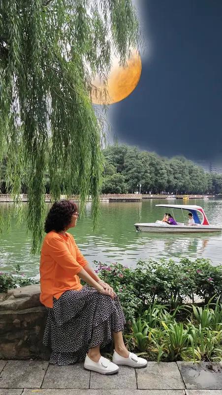 看到馨漪婉风的这首《七绝•明月秋怀》，我立刻沉浸在那诗意盎然的情境之中。寒夜满月