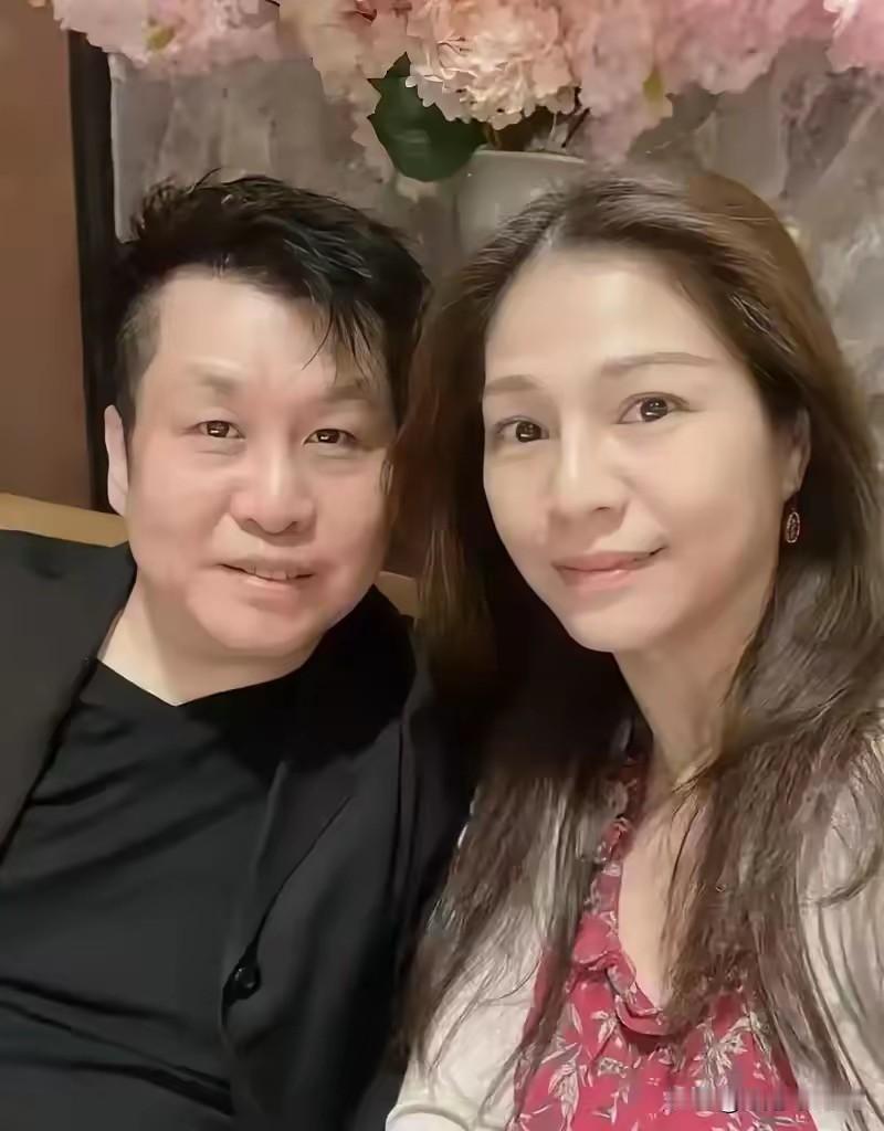 这是郑智化的妻子张钰雅，比郑智化小7岁，两人看起来很般配，张钰雅是圈外人，曾是百