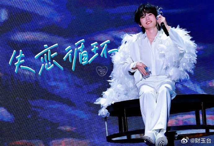 宋亚轩22岁生日海报 纯白人鱼王子造型太绝了✨光影与海洋元素交织，清冷又梦幻，把