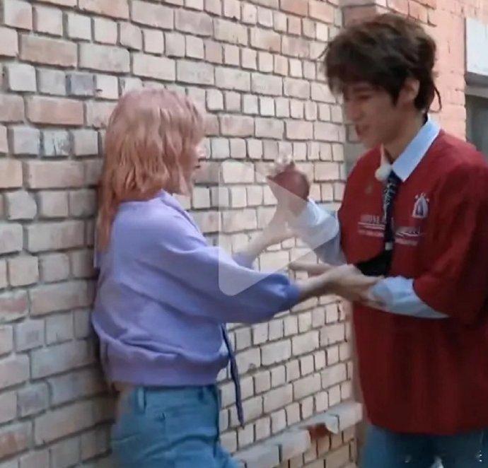 跑男这是撕名牌还是扒衣服？这是宋雨琦和谁啊？ 