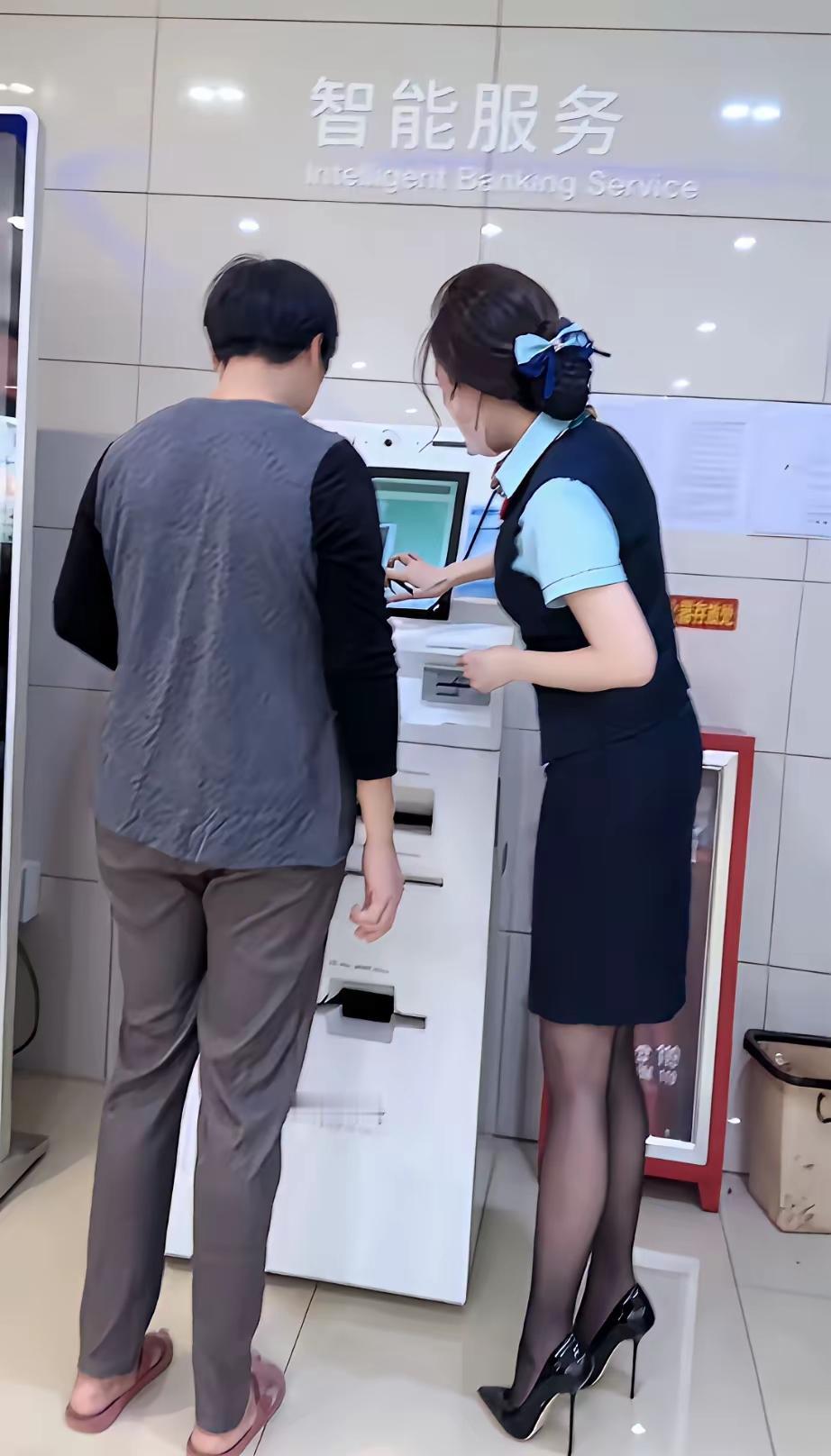 这么高的高跟鞋👠，这肯定是私人营业场所的服务人员吧，体制内的服务场所肯定不允许