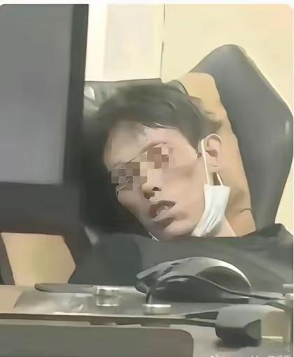 一名外来广东佛山打工的小伙子，沉迷于游戏中，打一天日结工，要在游戏厅中玩几天，玩