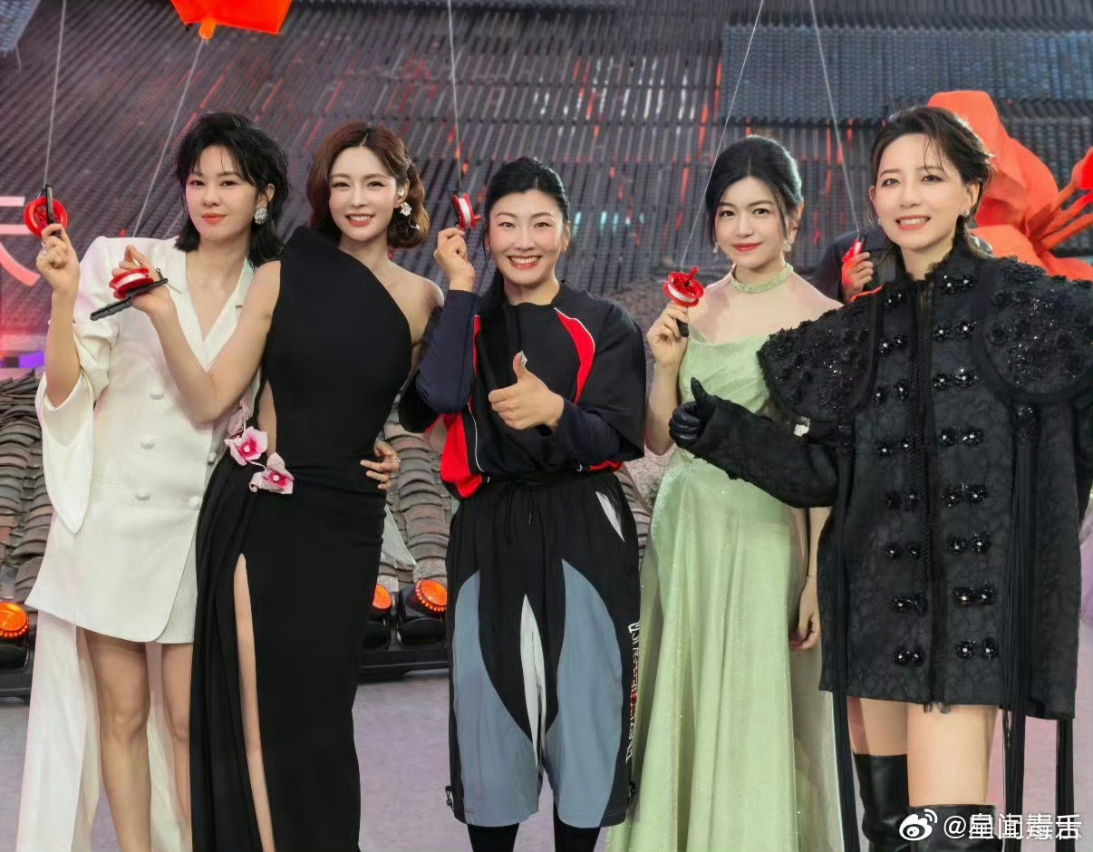 徐梦桃大型饭撒现场徐梦桃饭撒都不白来 看到粉丝举着她的照片，她笑着指了指照片又指