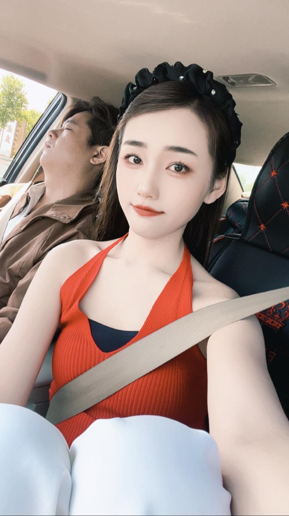 你总以为你不够好 不够苗条和美貌 可是完美谁能打造 做你自己就很好