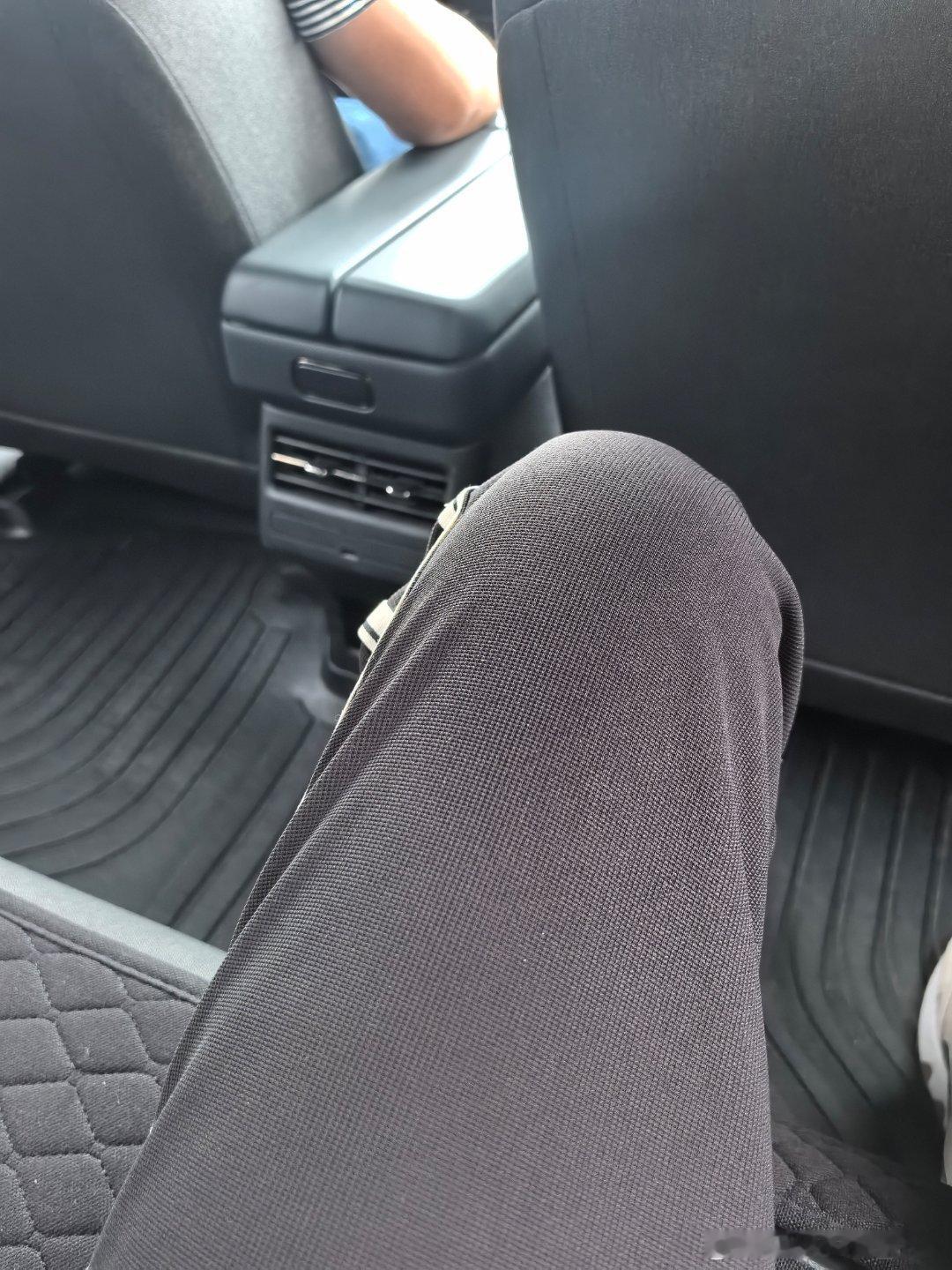 第一次坐铂智3X，说实话很惊讶。后排空间算是挺大，没有某些国产品牌电车那样，坐姿