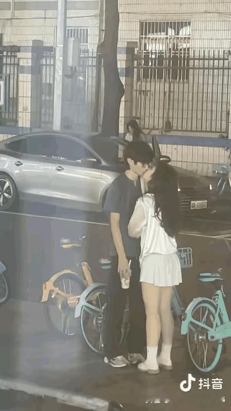 大街上人来人往，一对情侣情不自禁地亲上了，可走近一看，男孩没有主动，好像很冷漠，