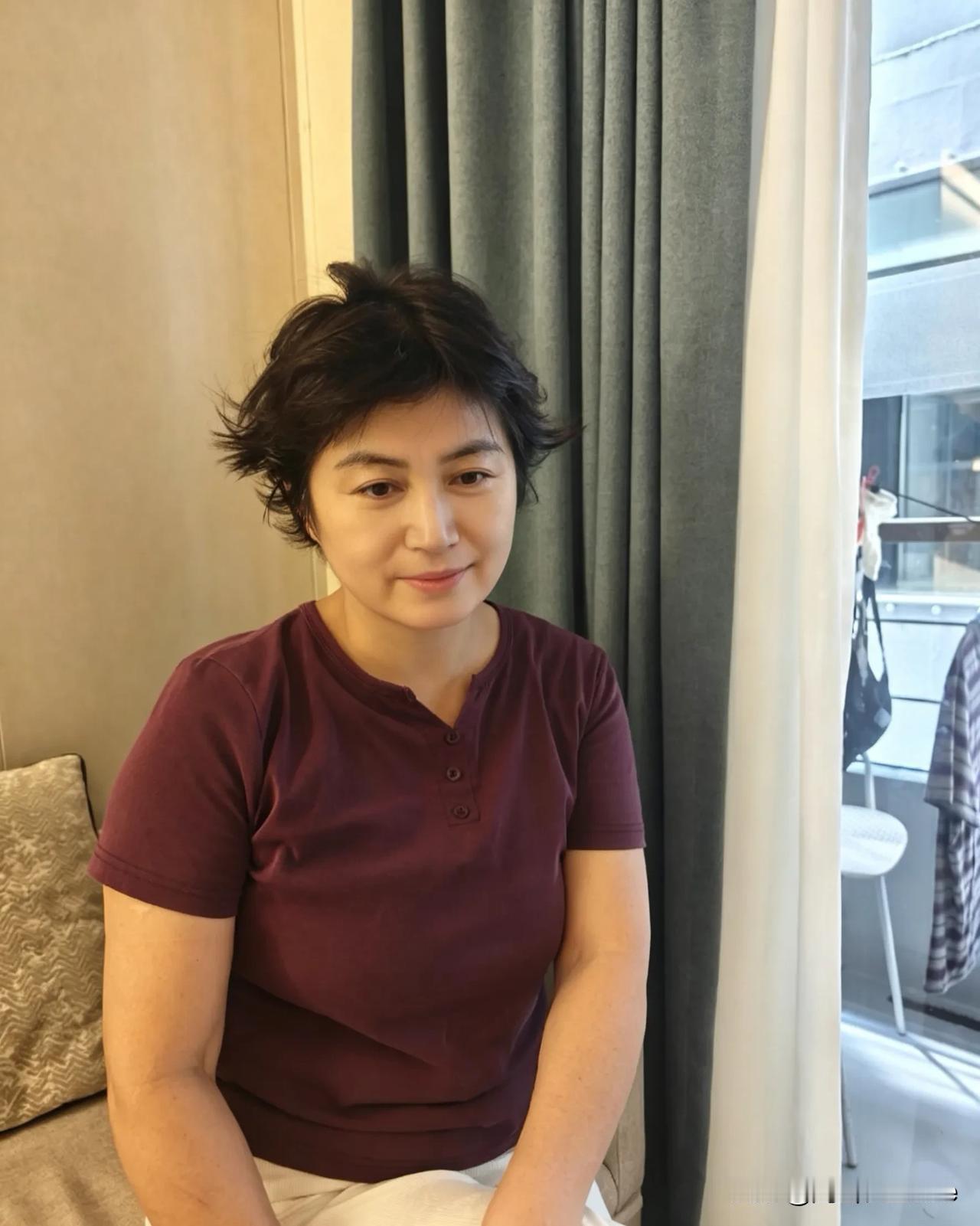 我发现女人年纪大了，扎这个马尾巴真不好看，花白的头发，扎那么一撮小揪揪，真的太土