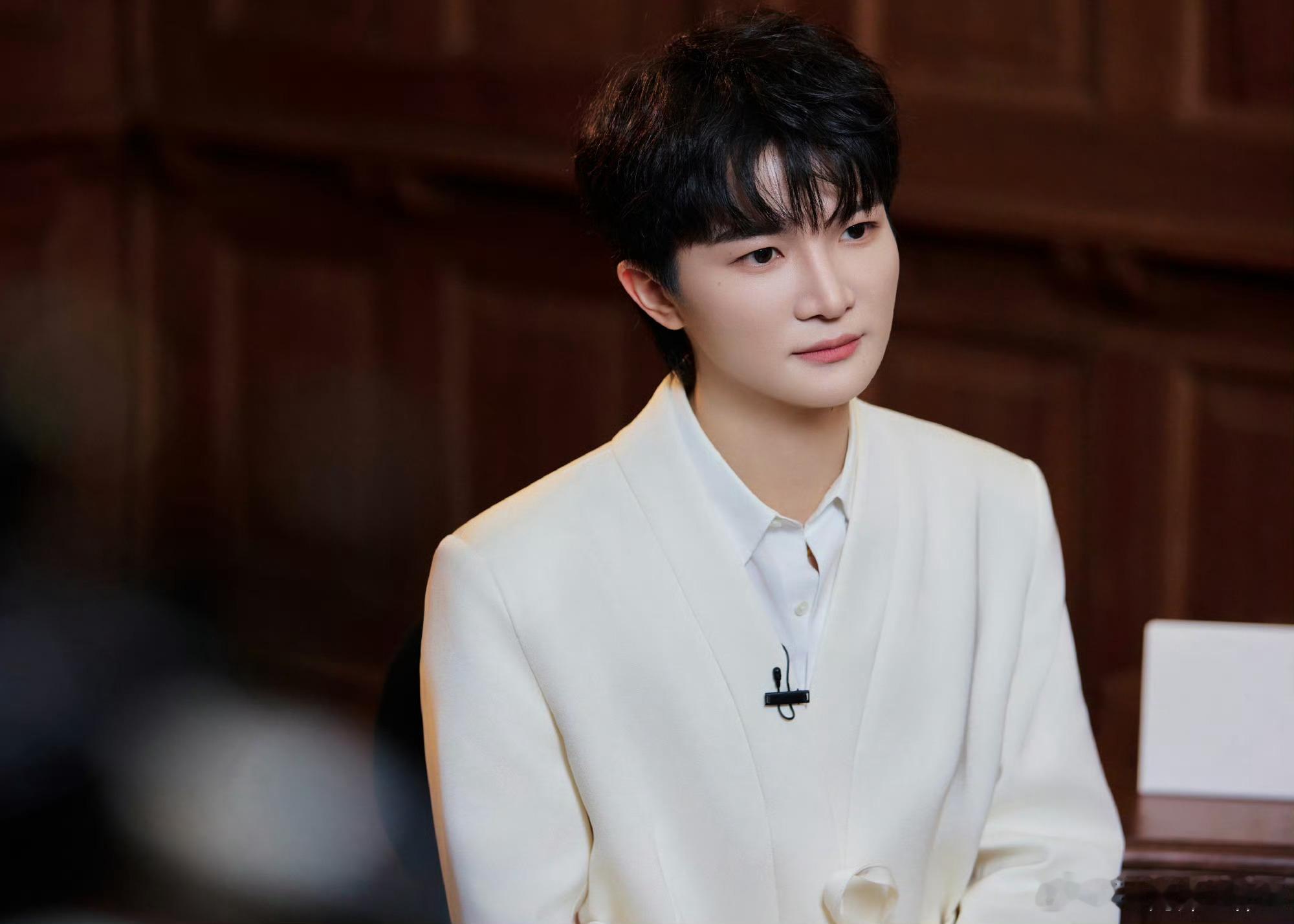 这也是周深一直努力想要让大家听到的音乐之一周深被选手的一句话感动到红了眼眶周深被