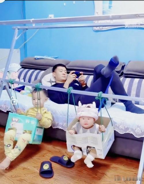 父爱在哪里？据报道，有一位父亲，自己在里面享受，把两个孩子赶出房间，两个孩子年幼