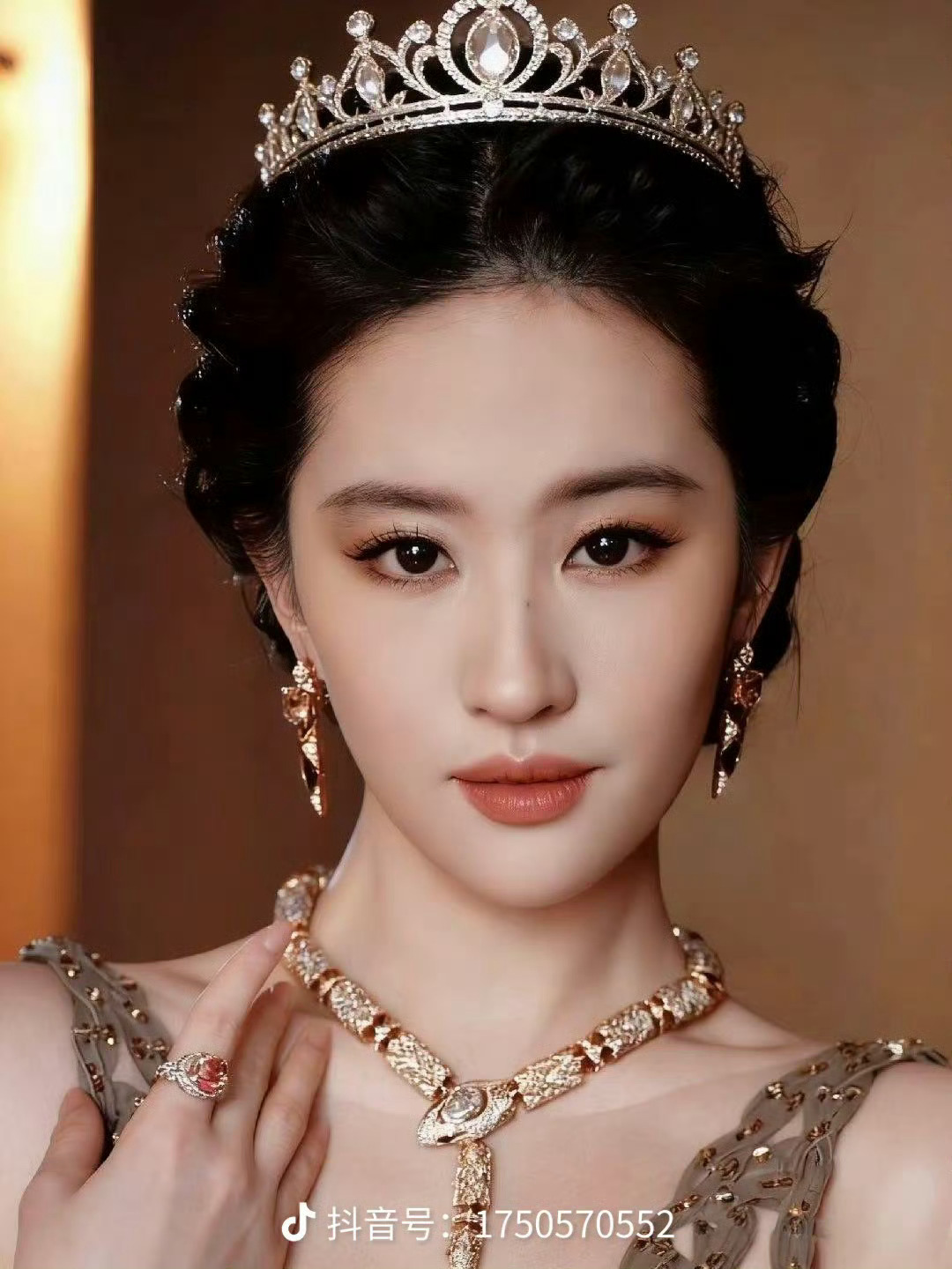 真是宝格丽女王啊！这个好像是古董冠冕吧，我记得我梦过来着 