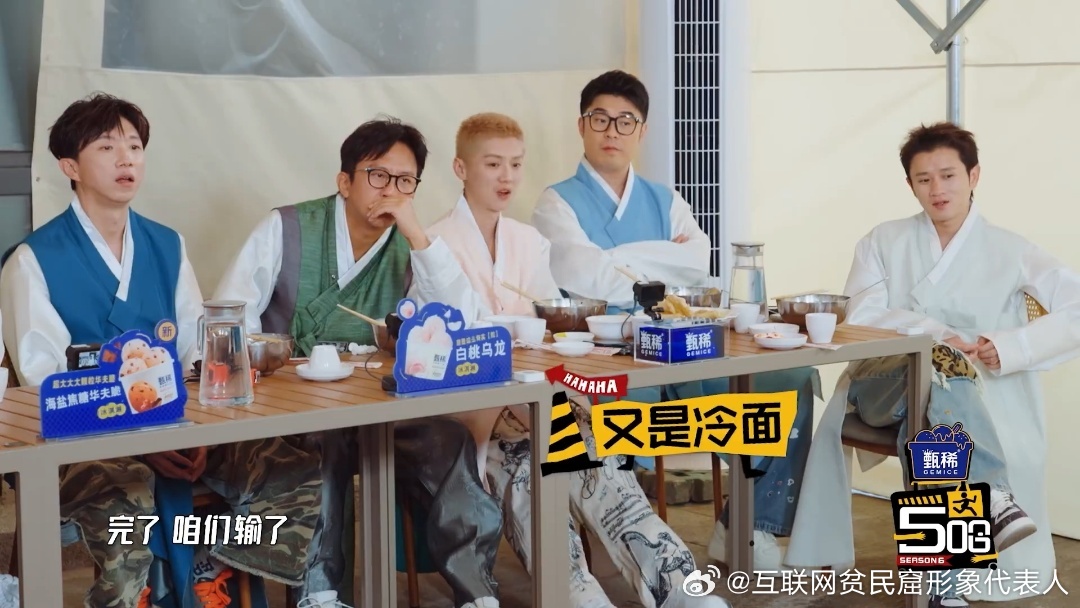 鹿晗粉色朝服是自己选的鹿晗一直在going 鹿晗粉色朝服自己选的，穿上去好适合。