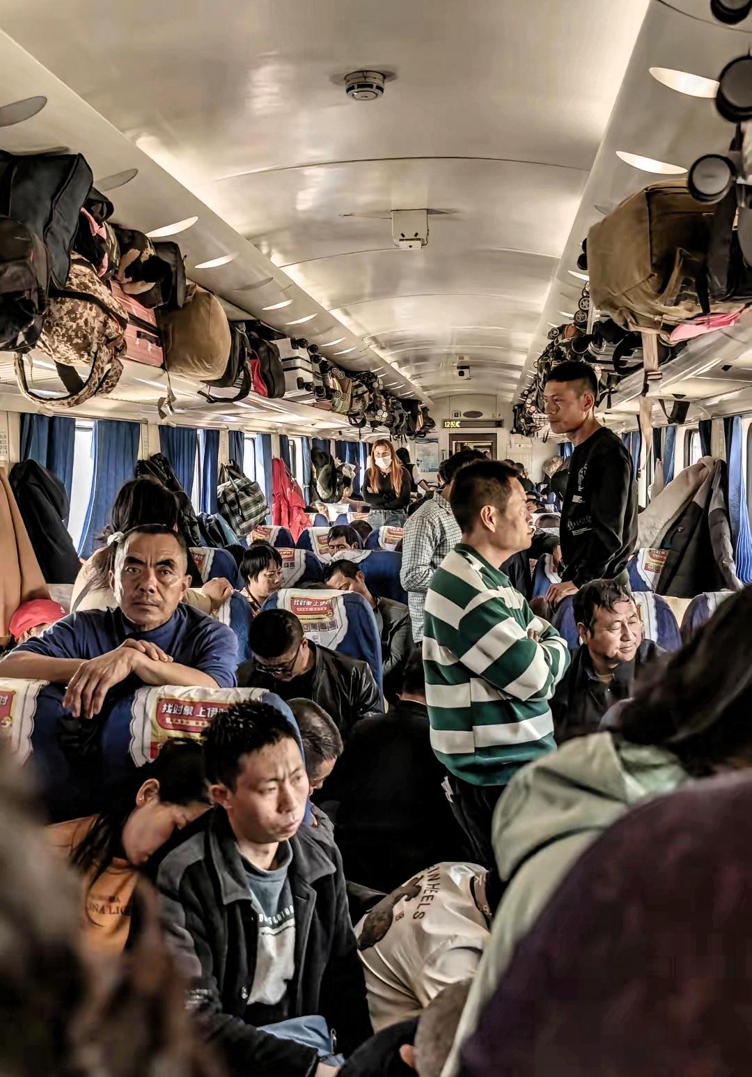 高铁懵圈了！
飞机无语了，
春运大幕开启，
“绿皮火车”意外成为热门选择。
即便