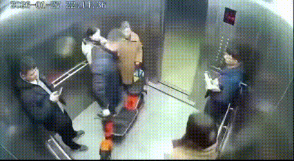 看看这27号的视频，电动车与人同乘电梯，太危险了！
电动车进电梯引发火灾也不是第