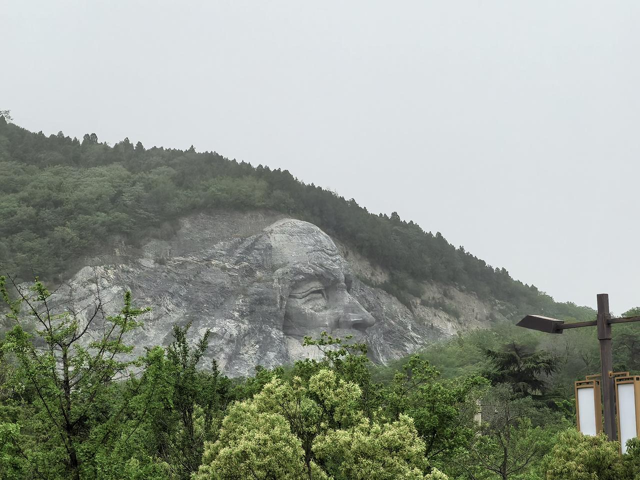 据说这是鬼谷子塑像，一山即一像，就在襄阳的习家池附近。可惜去的时候封闭无法近身，