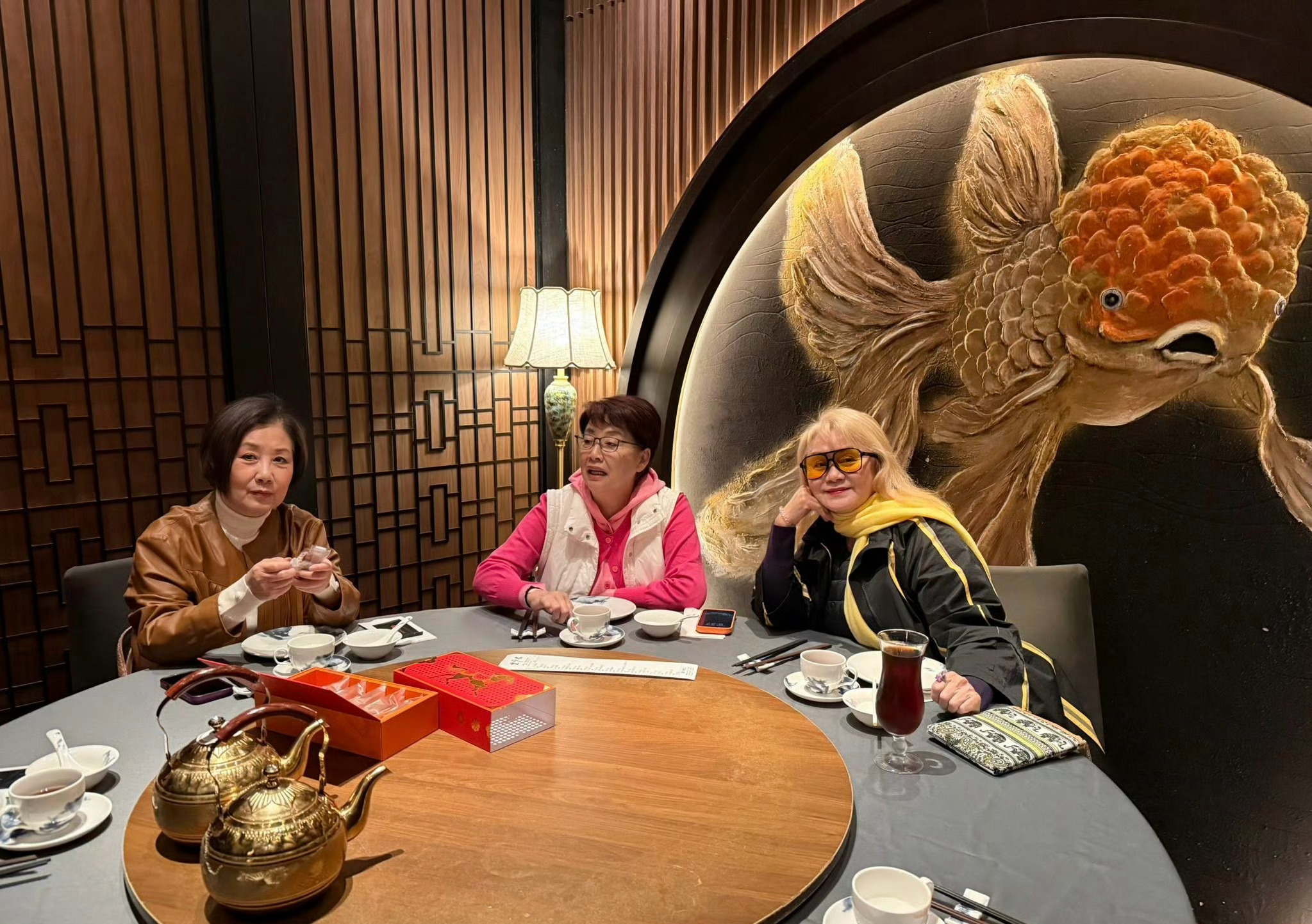 汪明荃和姐妹们聚会 