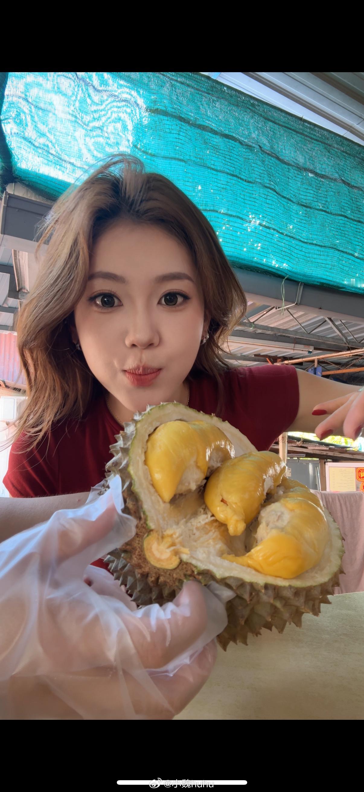 还有跟姐妹们汇报一件事我已经变成会吃榴莲的小女孩了槟城的榴莲狠狠把我驯服了！！！