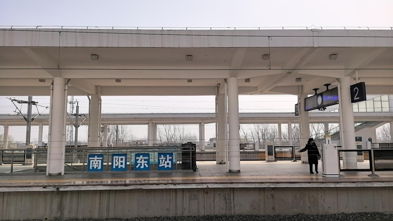 穷有穷的活法，

为什么富人喜欢在直播间里向穷人哭穷？
真是不可思议，真是倒反天