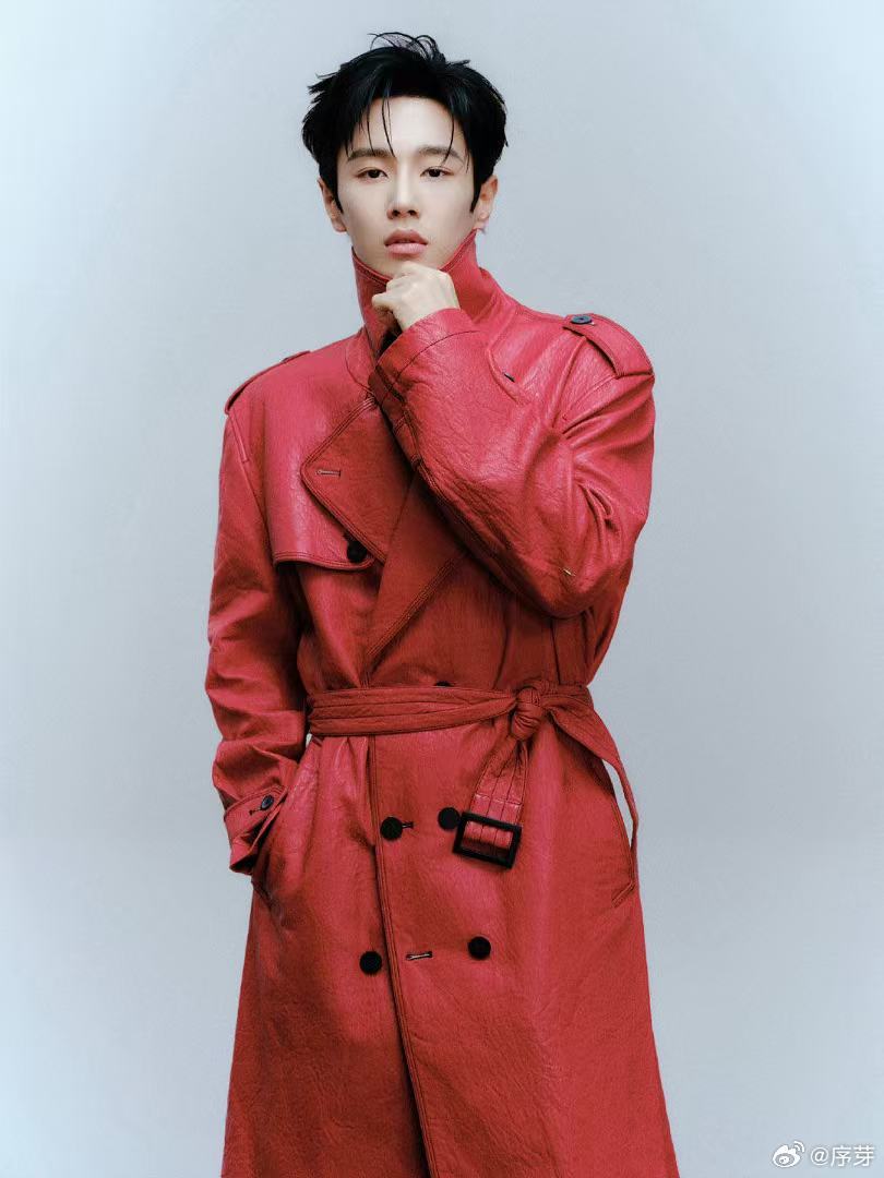 李汶翰路透白发深v 不得不承认李汶翰的造型可塑性太强，参演《予苍龙》的白发深V路