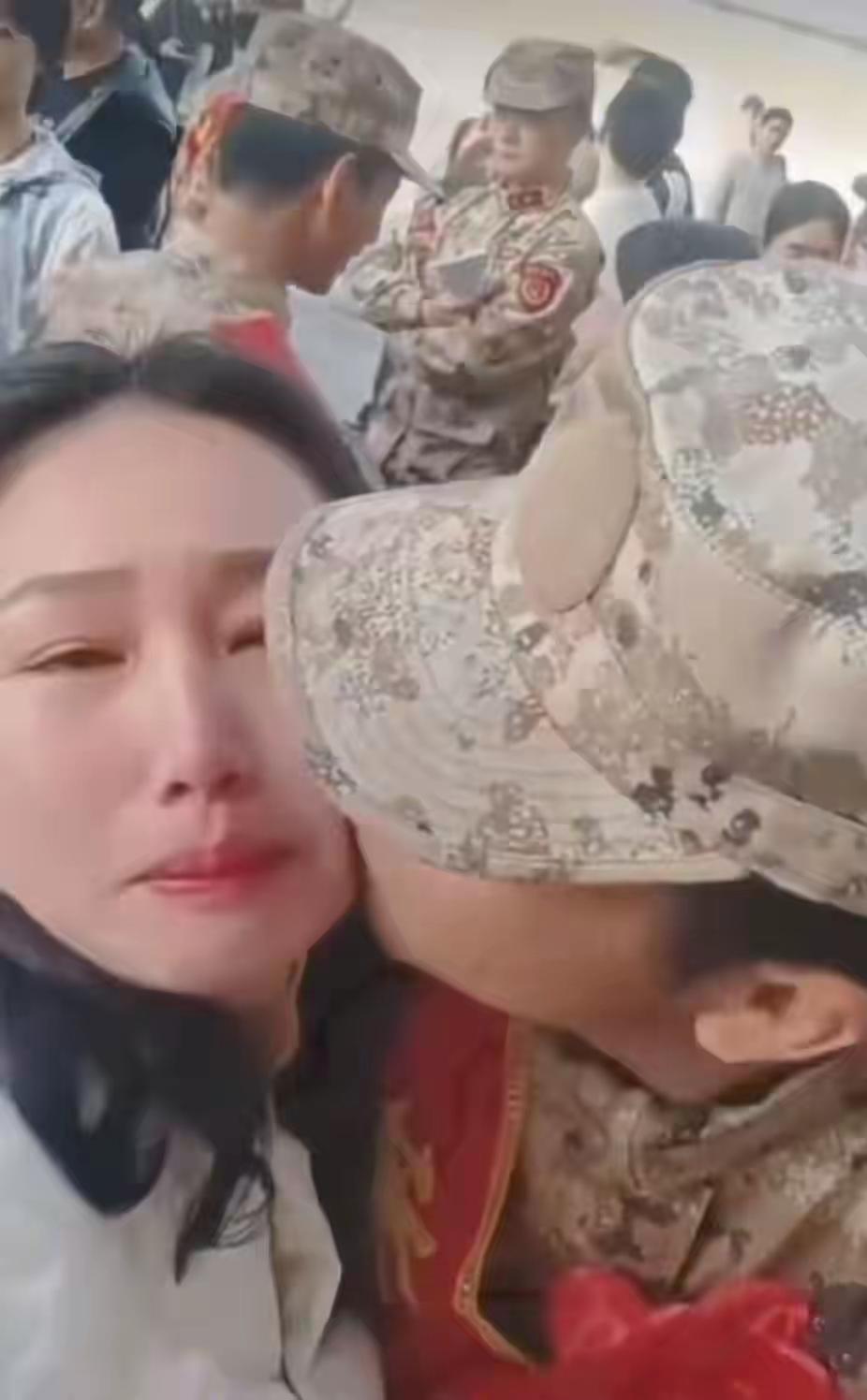 即将入伍的小伙子，转身就过身对身边的中年妇女一个亲吻，女子立马泪奔，原来他是姑侄