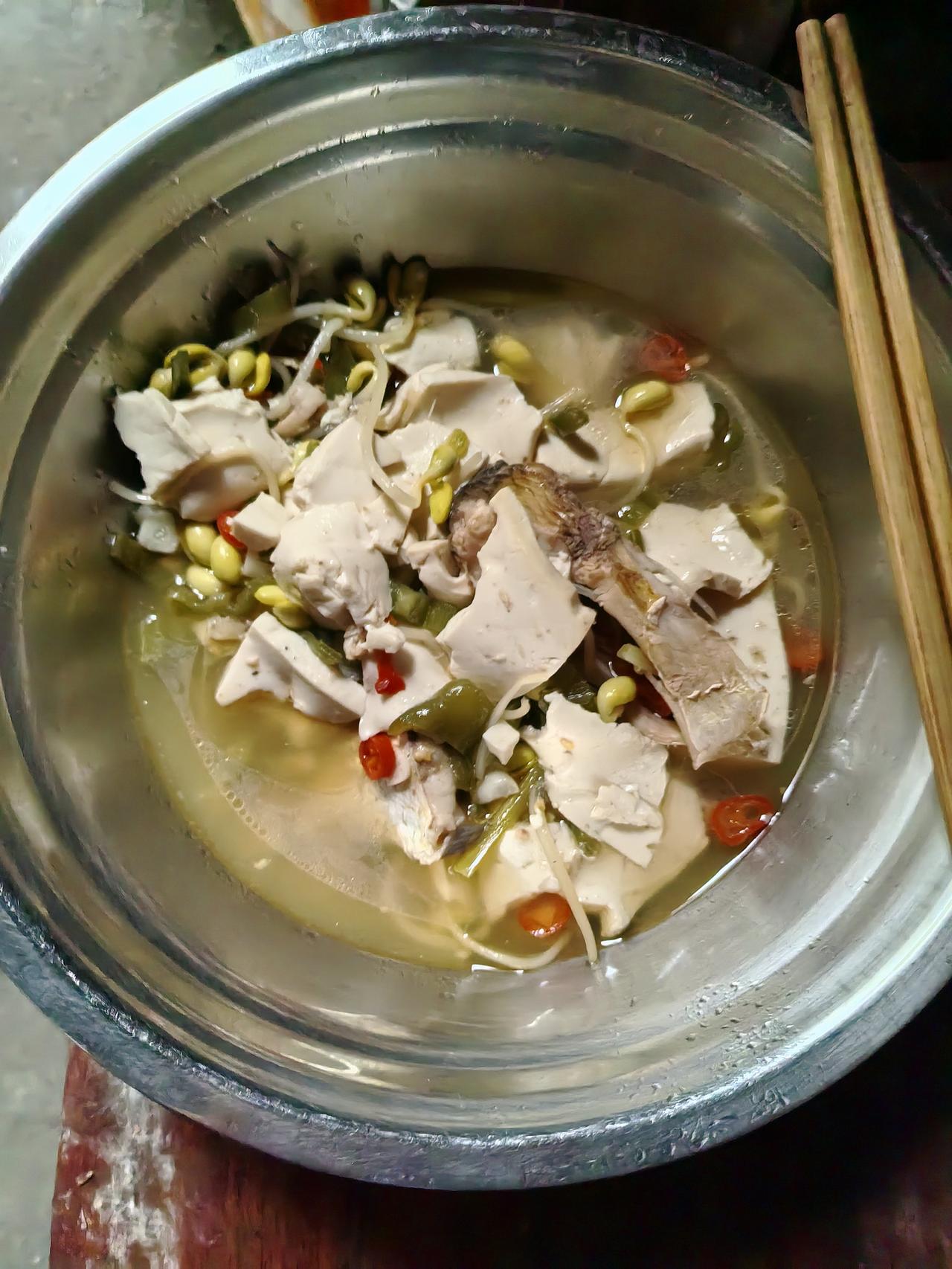 昨天晚上10:50邻居钓鱼回来，钓了三条鱼，大概有两斤多，全部都给我了。邻居他不