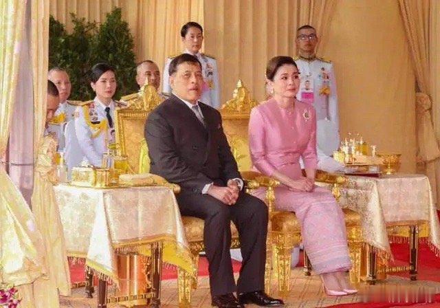 72岁泰王根本不服老啊，身边有一后二妃伴驾，苏提达王后地位难保 