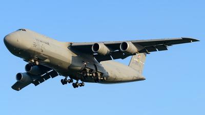C-5“银河”（C-5 Galaxy） 是美国空军现役最大、载重最强的战略运输机
