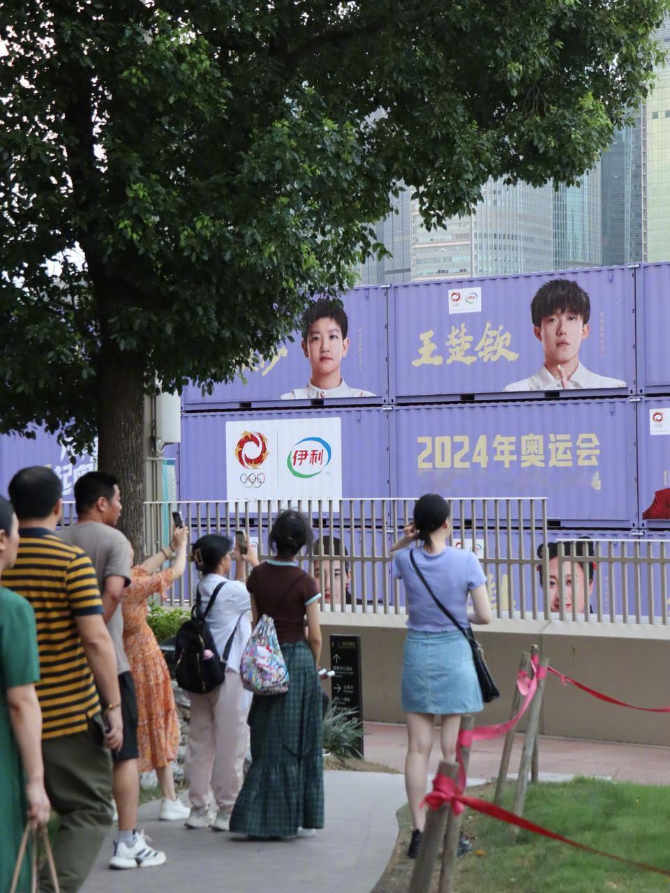#这波真箱式应援太city了# 哇咔咔，看到上海外滩巴黎紫集装箱应援现场，我才真