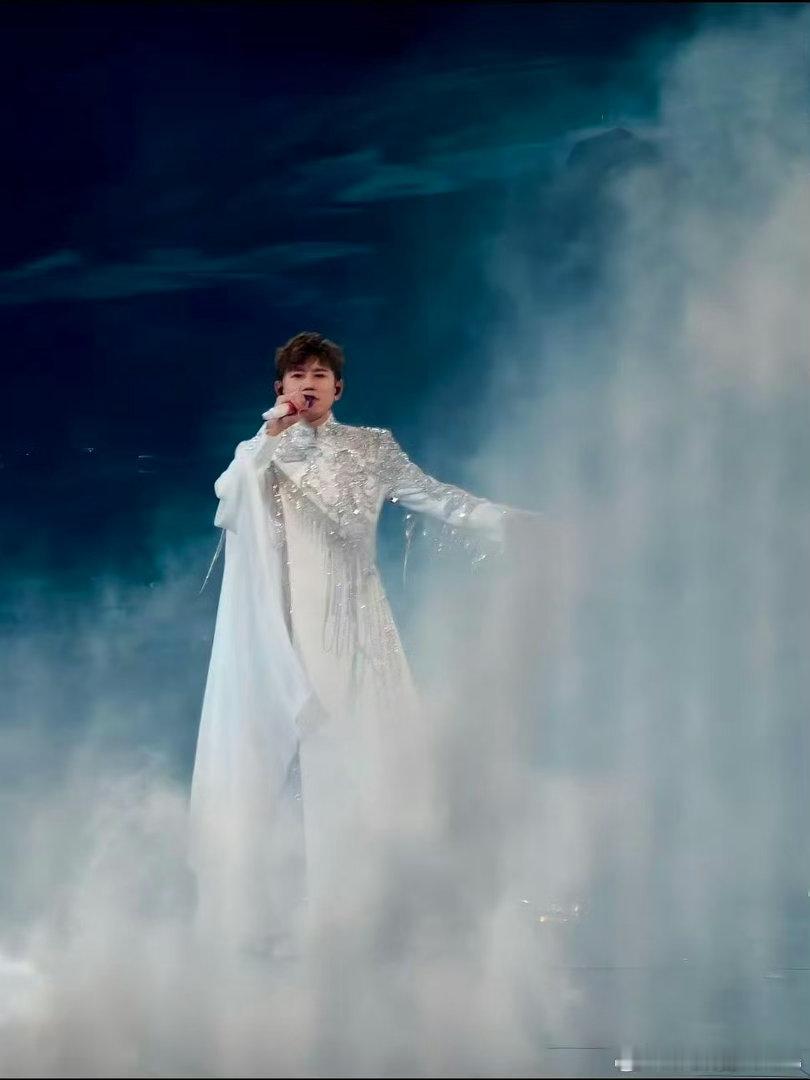 张杰这下不敢睁开眼了 伴舞：我蒙了。张杰：不你没有。眼看着白绸在眉毛上飘，杰哥只