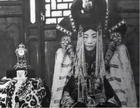 1938年，斯大林下令处决了外蒙古的末代皇后，在执行死刑前，皇后格嫩皮勒展现出与