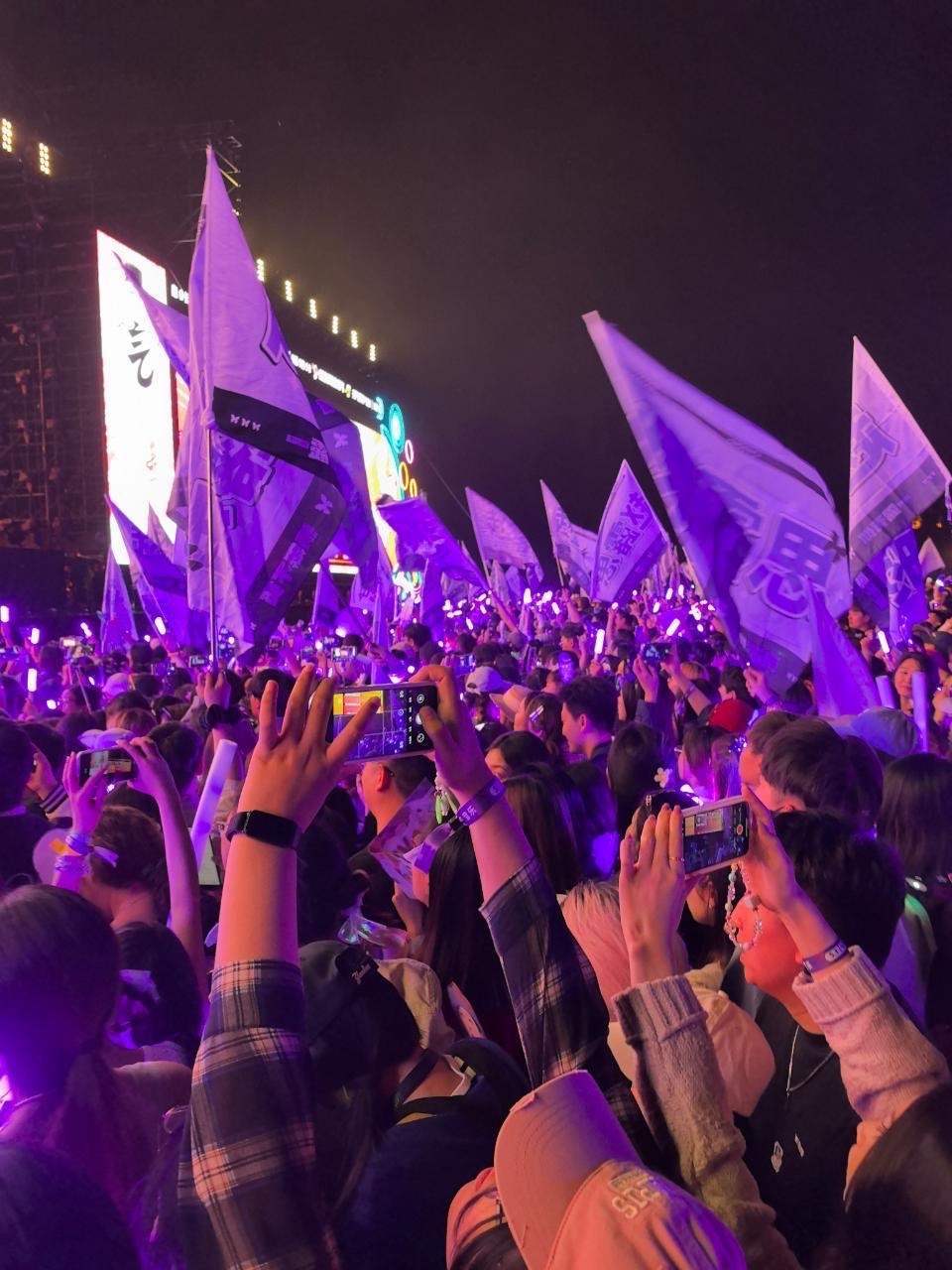一眼望过去，全是朝露的兵💜💜💜赵露思音乐节 ​​​