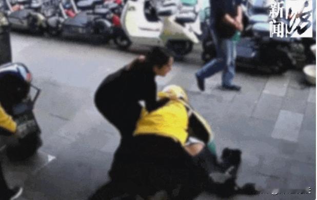 上海，小刘准备送外卖发现车胎没气了，就去修车行借气筒充气，店主张某要求收费1元。