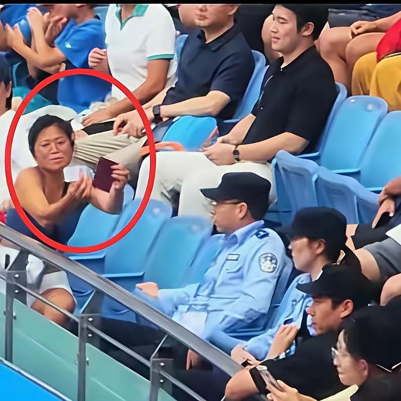 总算搞懂46岁女子敢大闹上海网球赛的原因了，不是喝了酒，而是手里那本外籍护照。说